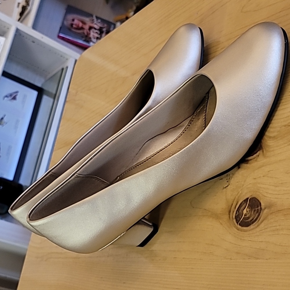 GOLD Soft Style Pumps Shoes by Hush Puppies size 12 wide leather